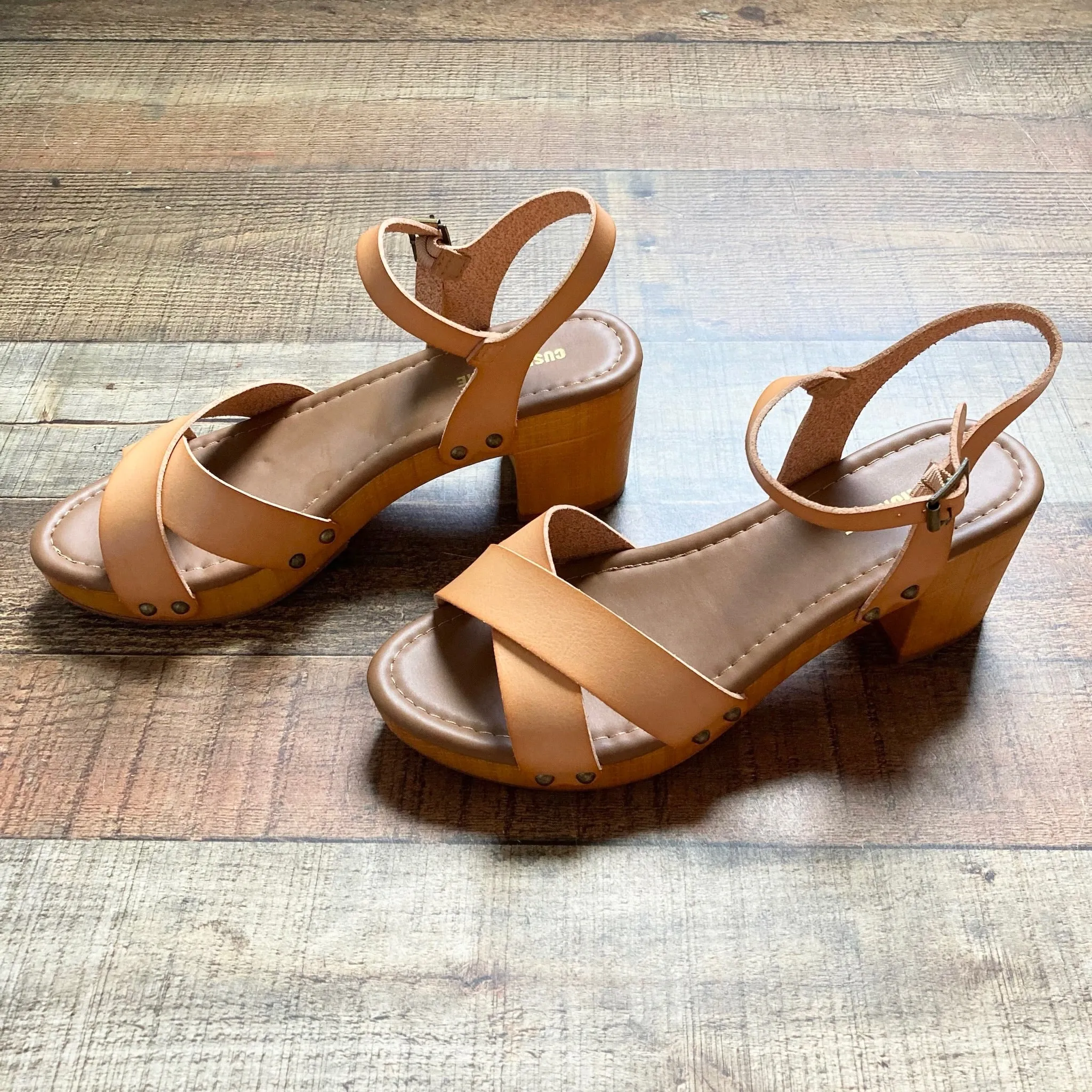 Cushionaire Faux Wood Leather Strap Heeled Sandals- Size 8.5 (LIKE NEW)