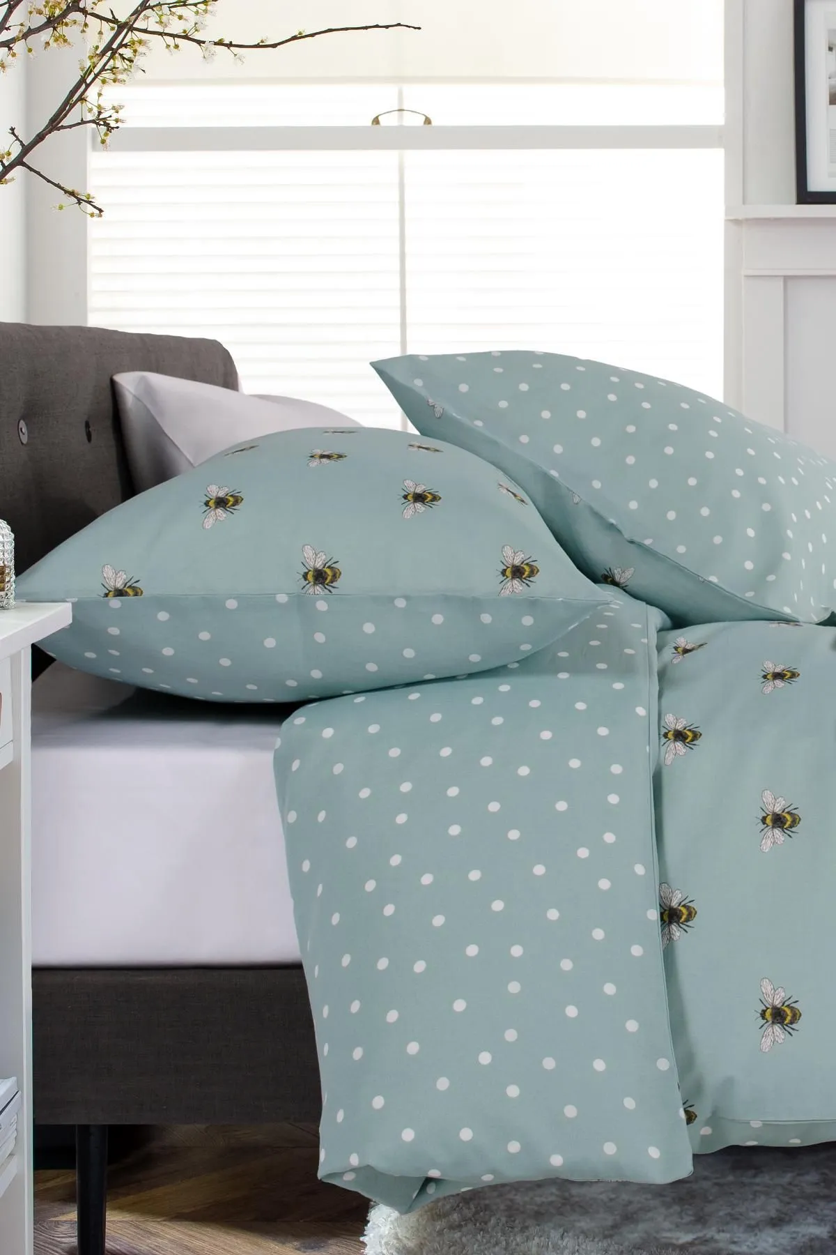 Deyongs 1846 Bee Print Duvet And Pillow Bedding