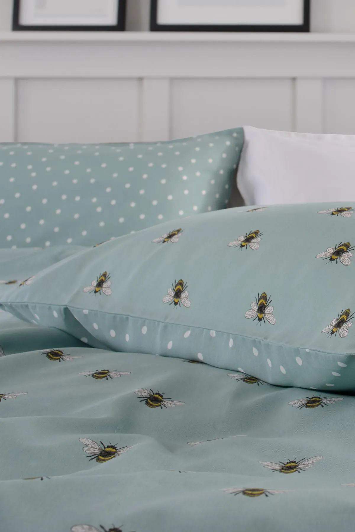 Deyongs 1846 Bee Print Duvet And Pillow Bedding