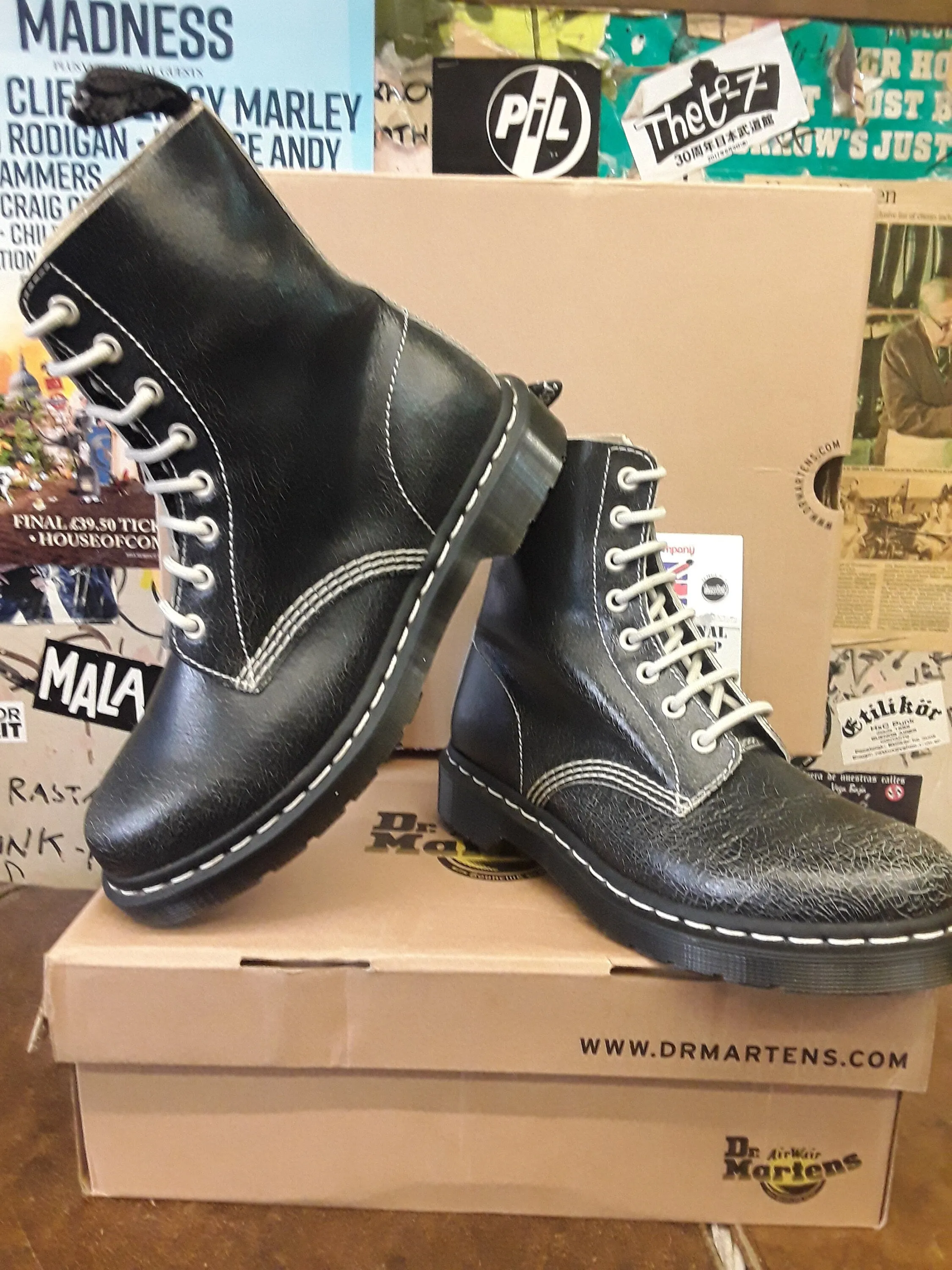 Dr Martens Pascal Black Crackle Size 6